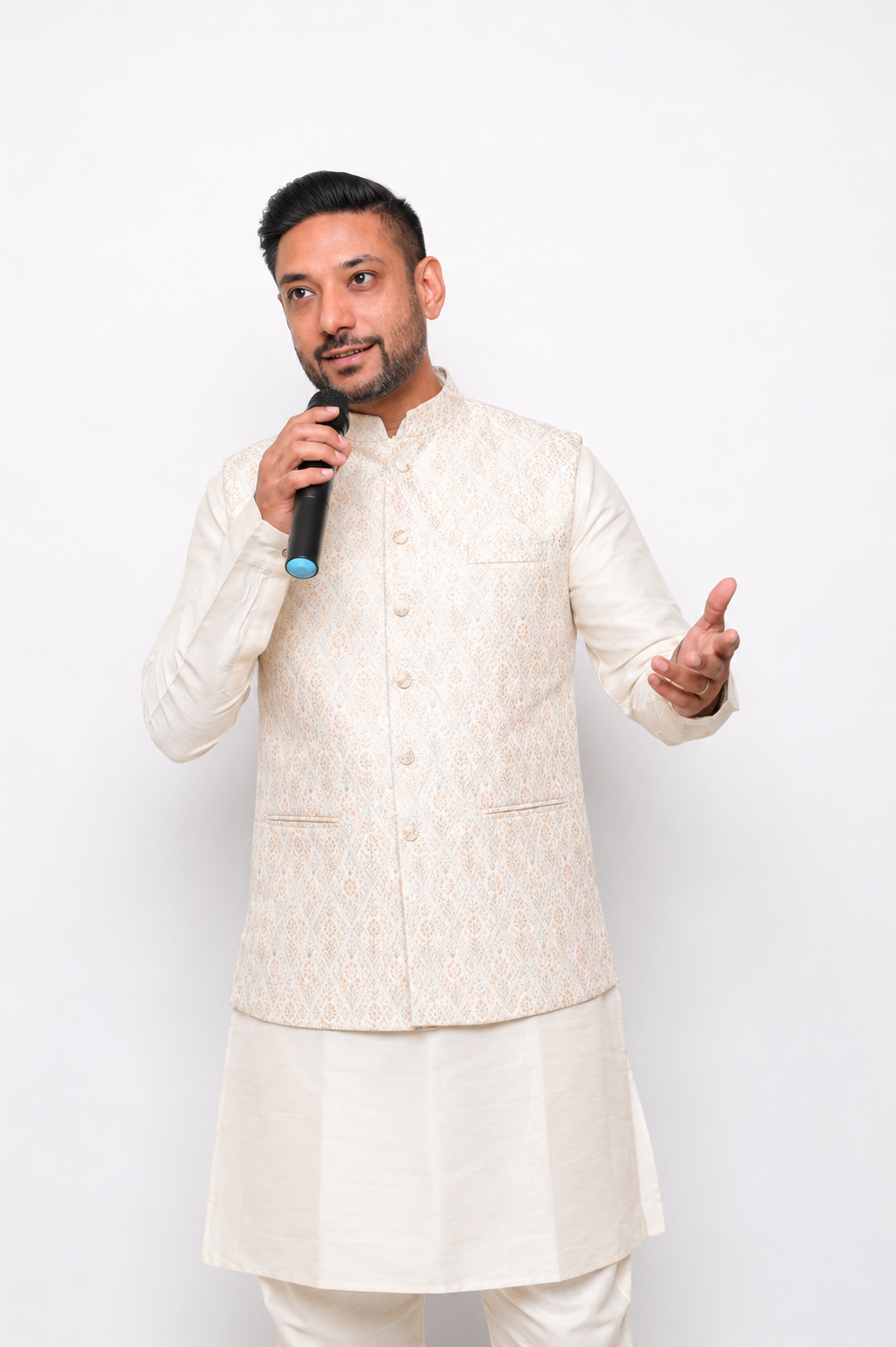 Vipul Nagnesia singing into a microphone in a cream nehru jacket